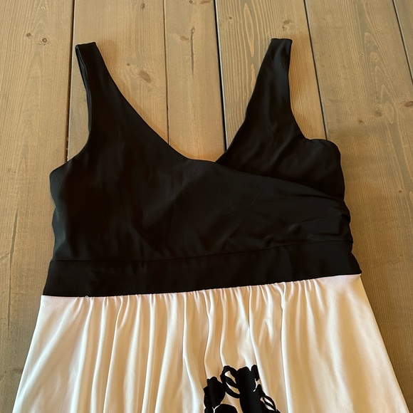 Le Chateau Dress. Flattering.  Size Medium.  Should fit an 8/10.  $40 - Picture 2 of 2